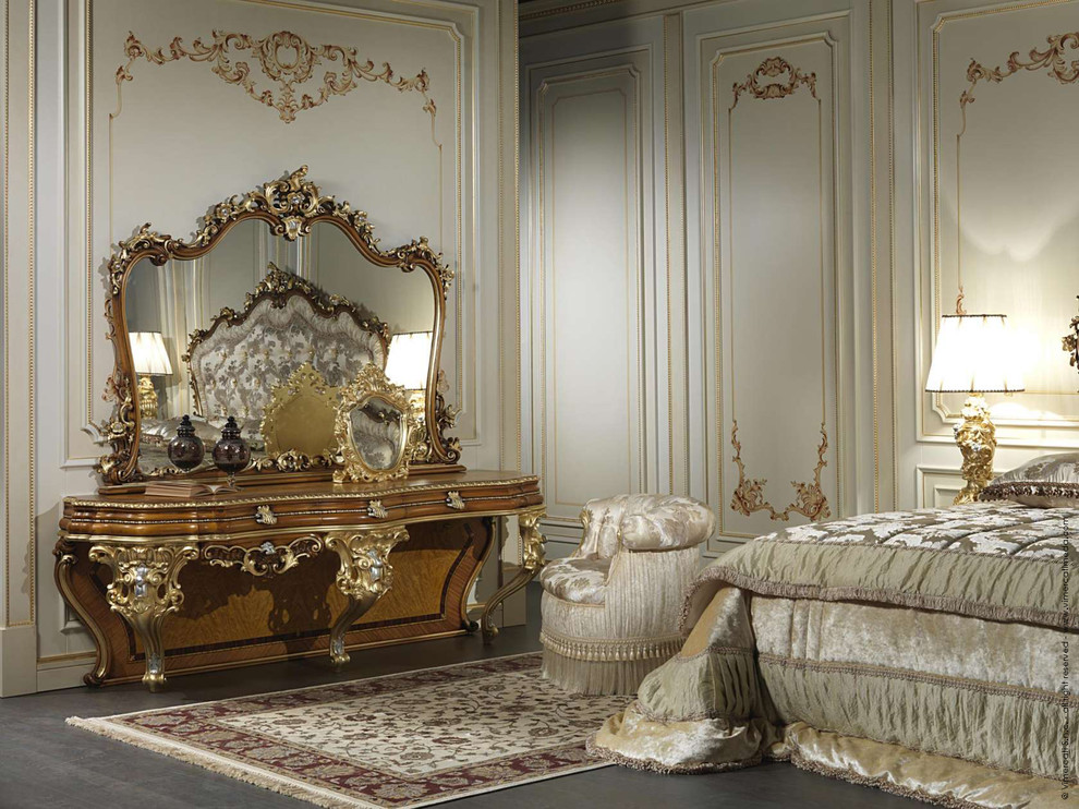 Esempio di una camera da letto classica