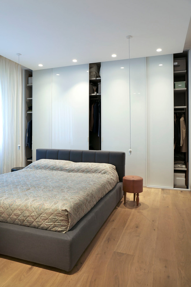 Inspiration for a contemporary bedroom in Florence.