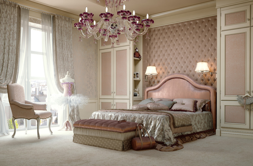 Foto di una camera da letto tradizionale con moquette e pavimento beige