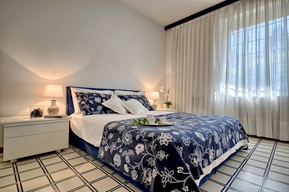 Стильный дизайн: гостевая спальня среднего размера, (комната для гостей) в классическом стиле с белыми стенами, полом из керамической плитки и разноцветным полом - последний тренд