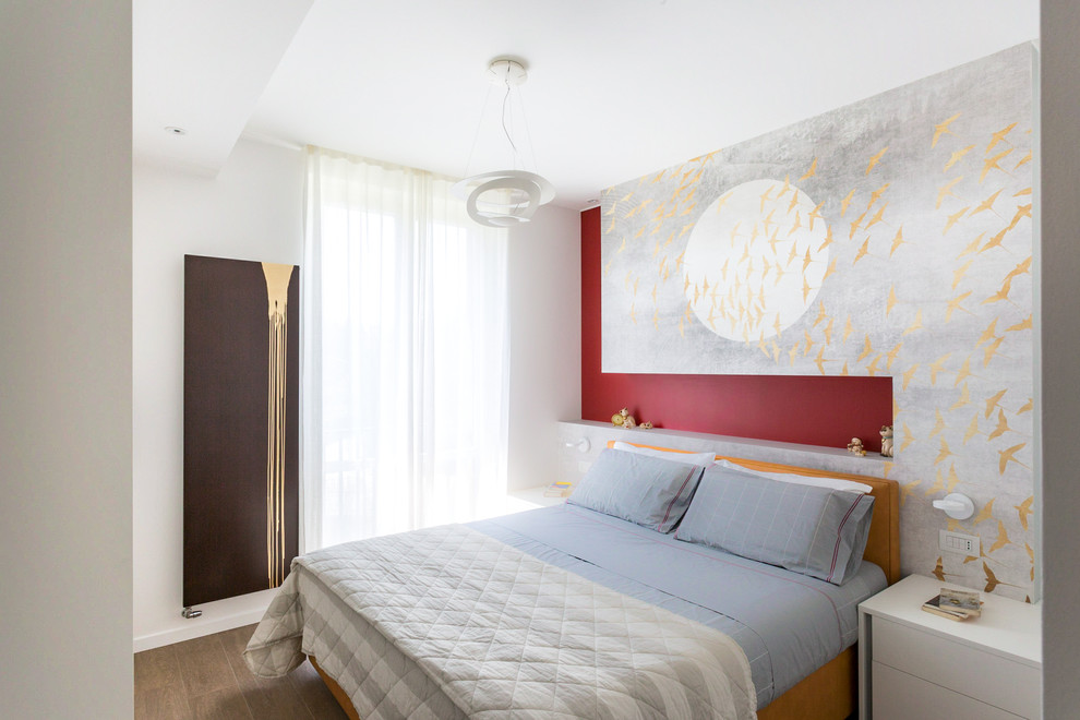 Foto de dormitorio principal actual con paredes blancas y suelo marrón