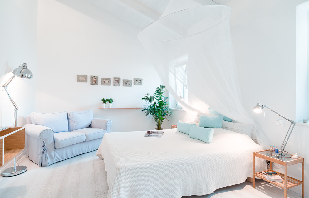 Idee per una grande camera matrimoniale stile marino con pareti bianche e pavimento in legno verniciato