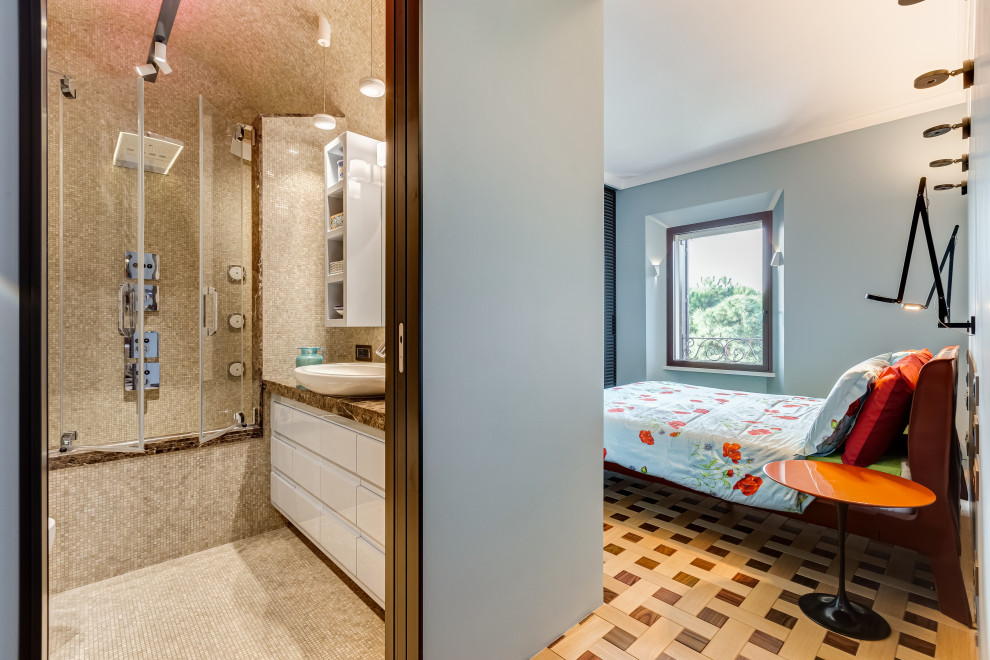 Mittelgroßes Stilmix Hauptschlafzimmer mit Marmorboden, Gaskamin, Kaminumrandung aus Holz, beiger Wandfarbe, beigem Boden, gewölbter Decke und Ziegelwänden in Rom