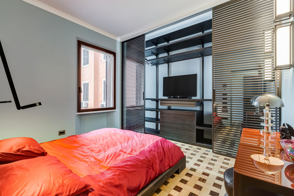Foto de dormitorio principal ecléctico de tamaño medio con paredes grises, suelo de madera clara, suelo marrón y panelado