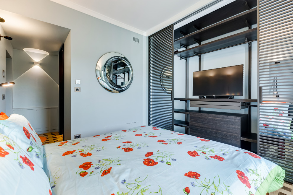 Idee per una camera da letto minimal di medie dimensioni con pareti grigie, parquet chiaro, pavimento marrone e pannellatura