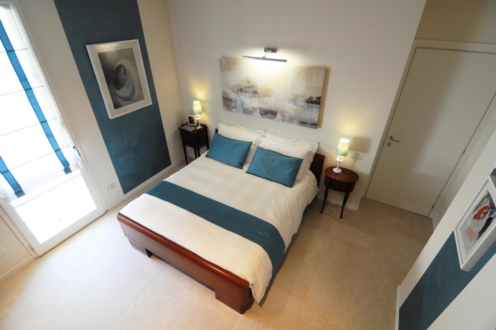 Immagine di una piccola camera matrimoniale design con pareti blu e pavimento in gres porcellanato