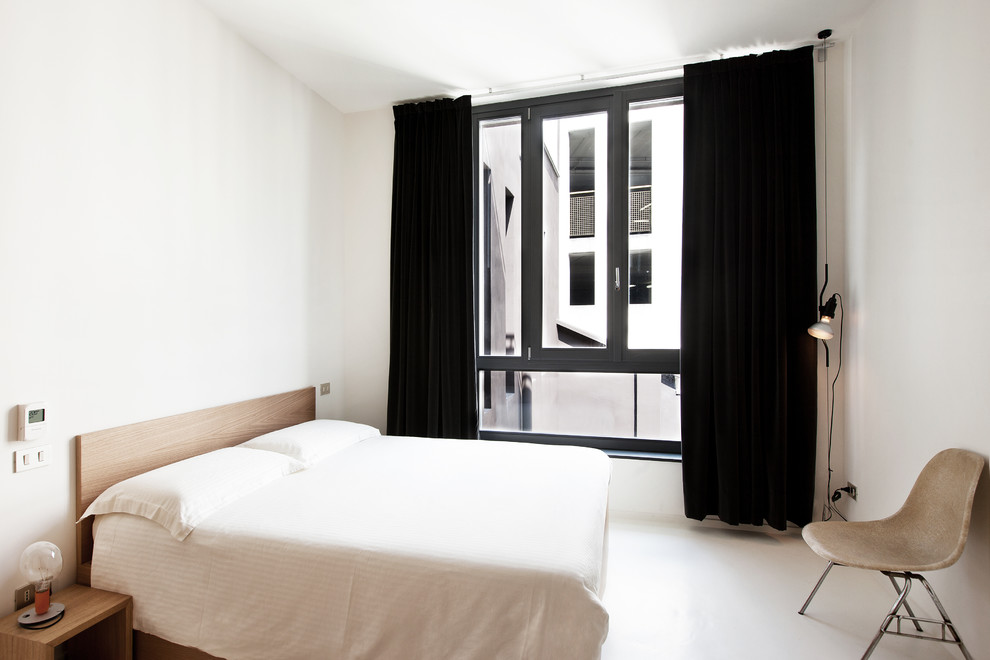 На фото: хозяйская спальня среднего размера в современном стиле с белыми стенами с