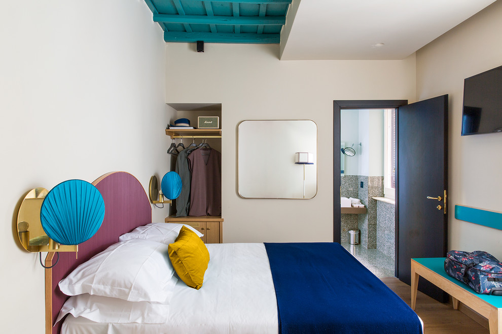 На фото: маленькая гостевая спальня (комната для гостей) в современном стиле с бежевыми стенами, паркетным полом среднего тона и коричневым полом для на участке и в саду