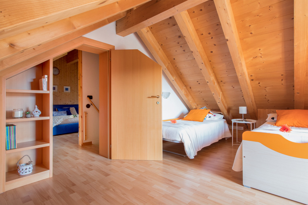 Idee per una camera da letto design con pareti bianche, parquet chiaro, pavimento beige, travi a vista, soffitto a volta e soffitto in legno