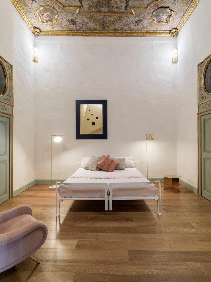 Foto de dormitorio principal contemporáneo grande sin chimenea con paredes blancas y suelo de madera en tonos medios