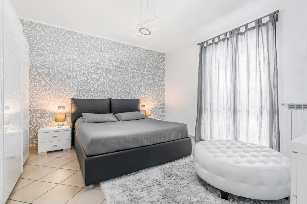 Стильный дизайн: хозяйская спальня среднего размера в современном стиле с разноцветными стенами и полом из керамической плитки - последний тренд