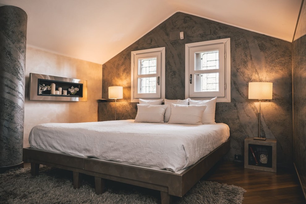Mittelgroßes Modernes Hauptschlafzimmer mit grauer Wandfarbe, dunklem Holzboden und braunem Boden in Mailand