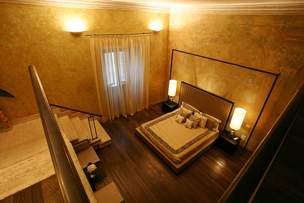 Immagine di una camera matrimoniale bohémian con pareti beige e parquet scuro
