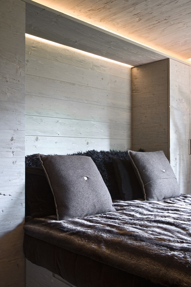 Bedroom - rustic bedroom idea in Turin