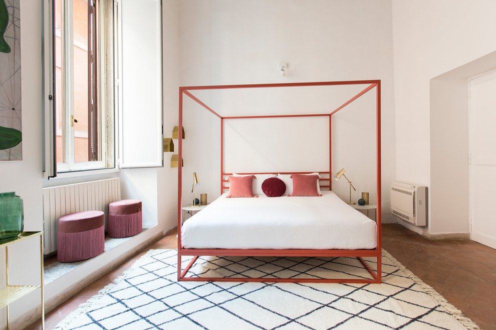 Идея дизайна: спальня в современном стиле с белыми стенами, полом из терракотовой плитки и красным полом