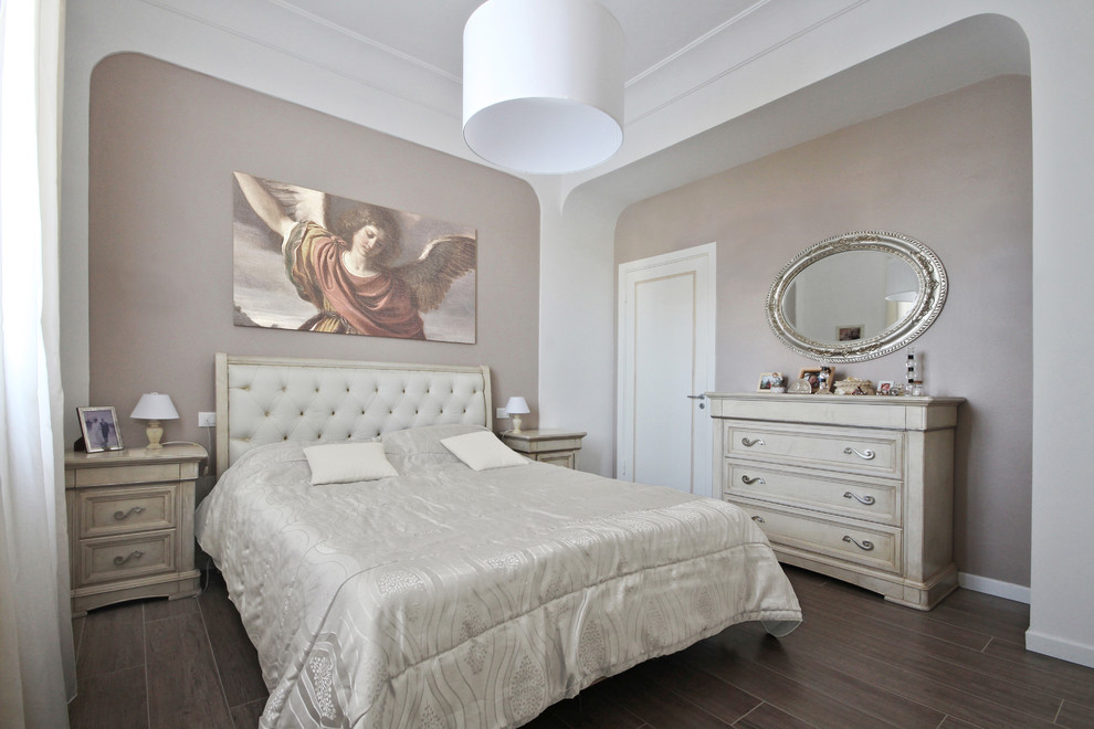 Ejemplo de dormitorio principal de estilo de casa de campo grande con paredes blancas, suelo de baldosas de porcelana y suelo gris