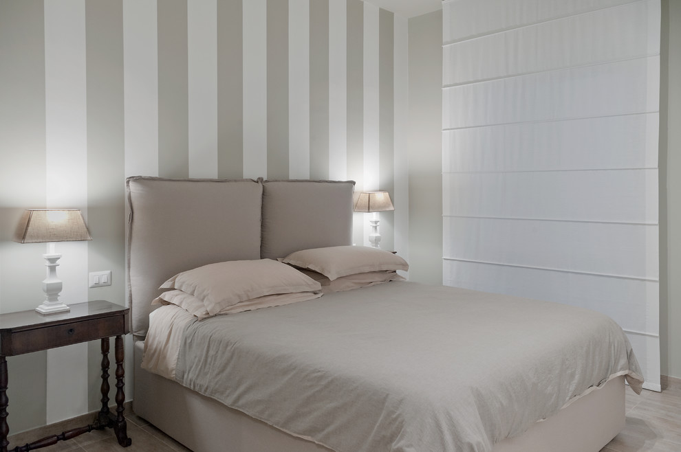 Kleines Shabby-Style Hauptschlafzimmer mit beiger Wandfarbe in Rom