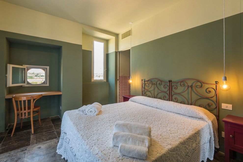 Ispirazione per una grande camera degli ospiti mediterranea con pareti multicolore e pavimento grigio