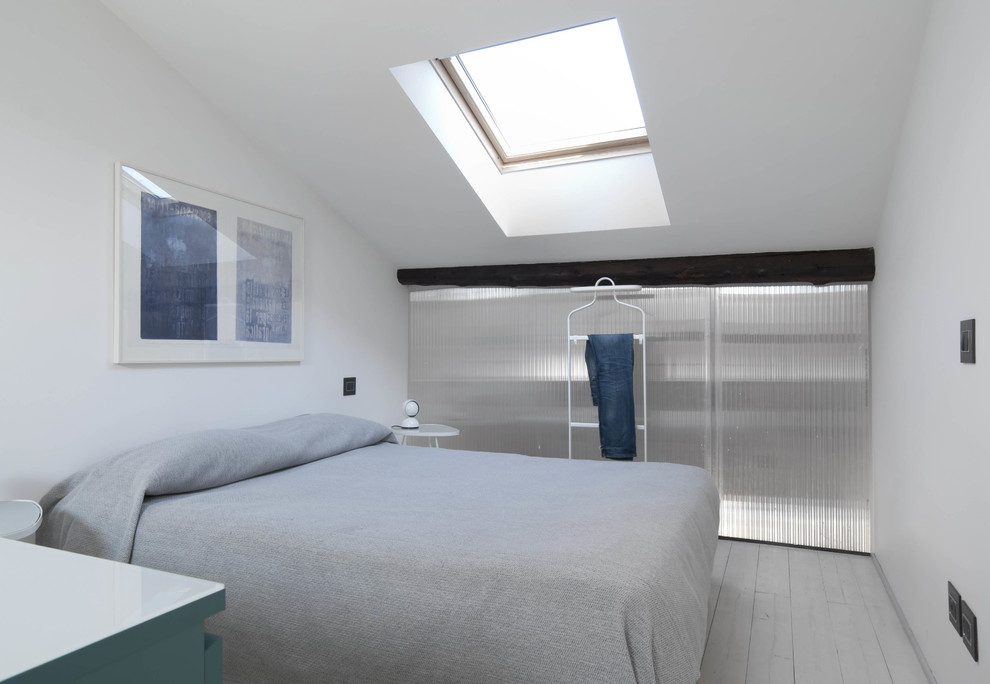 Example of a minimalist bedroom design in Milan