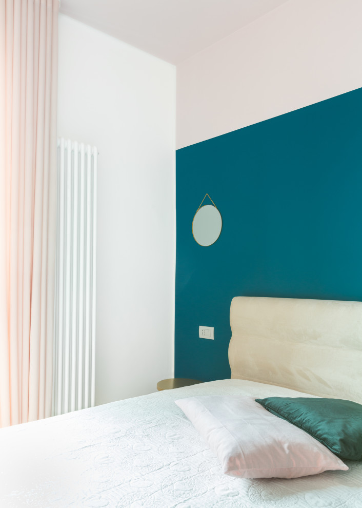 Idee per una camera matrimoniale contemporanea di medie dimensioni con pareti rosa, parquet chiaro e pavimento marrone