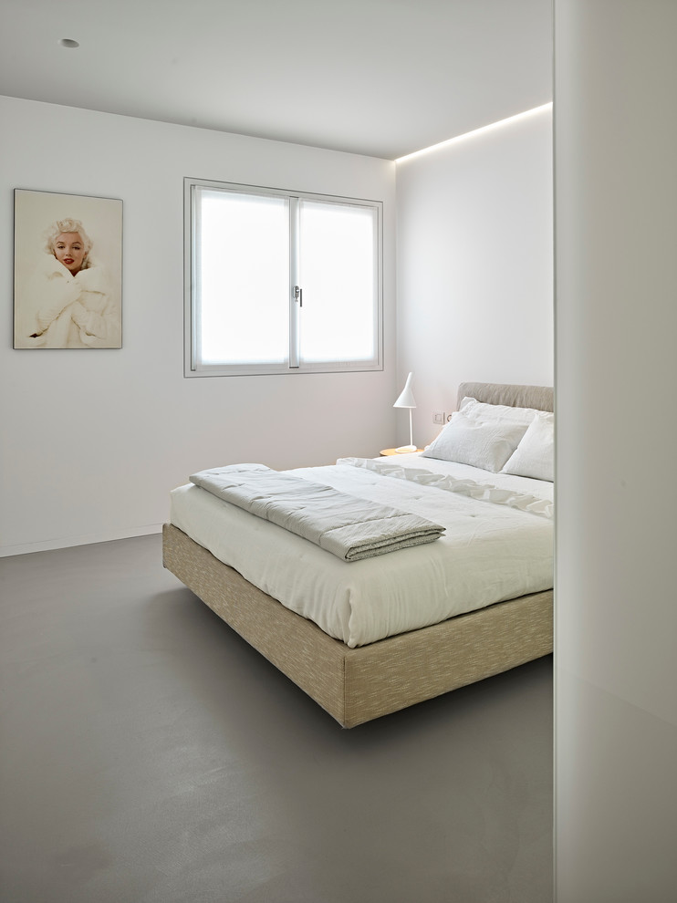 Imagen de dormitorio principal contemporáneo con paredes blancas