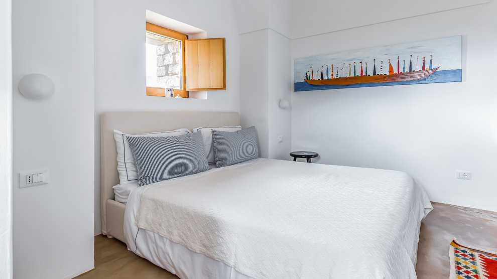 Modelo de dormitorio mediterráneo sin chimenea con paredes blancas