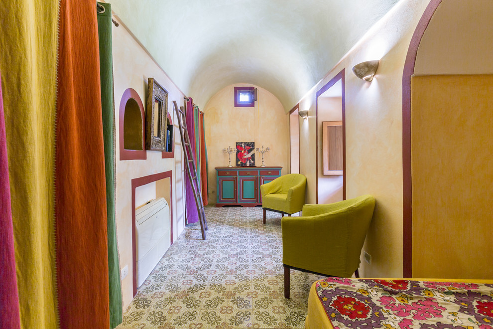 Immagine di una camera da letto mediterranea con pareti beige e nessun camino