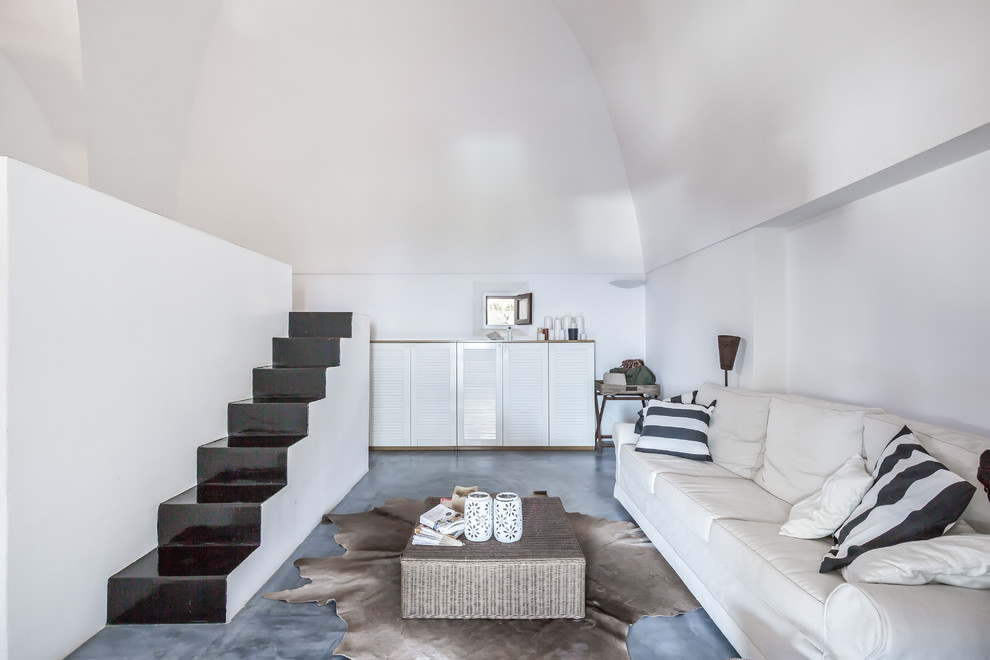 Foto di una camera da letto costiera con pareti bianche e pavimento grigio