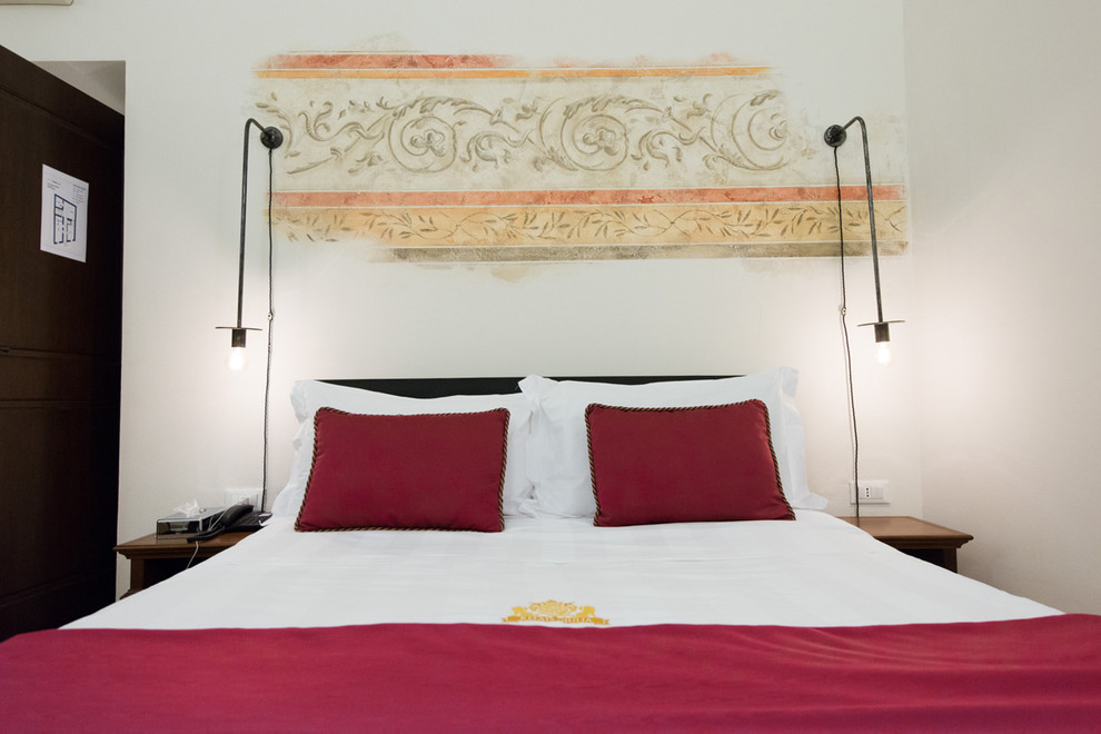 Imagen de dormitorio tradicional de tamaño medio con paredes beige, suelo de ladrillo y suelo beige