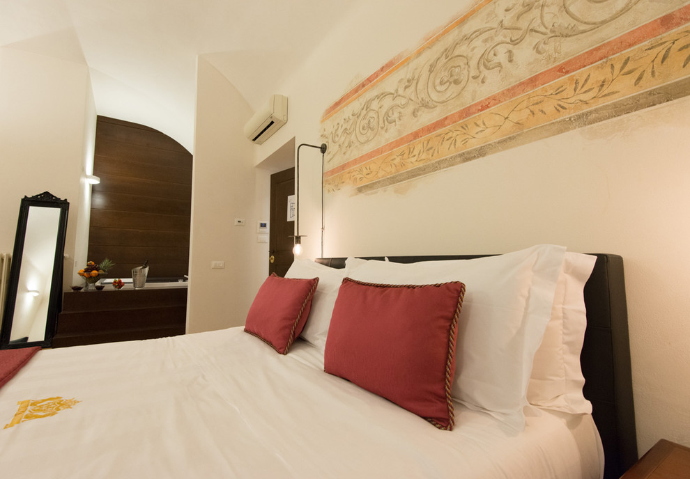 Mittelgroßes Klassisches Schlafzimmer mit beiger Wandfarbe, Backsteinboden und beigem Boden in Rom