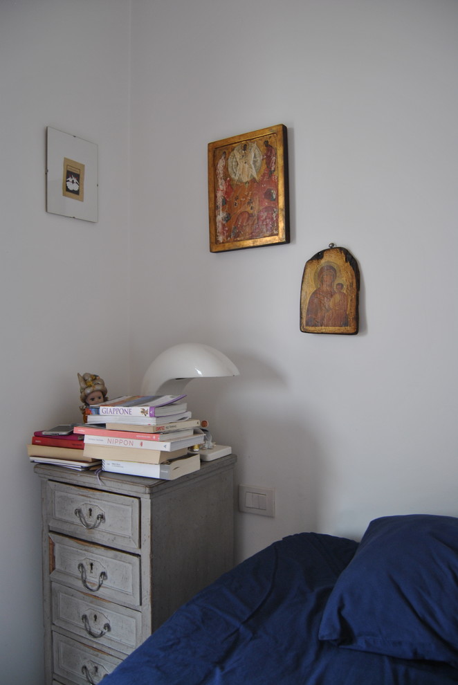 Exemple d'une petite chambre parentale éclectique avec un mur blanc, parquet foncé et un sol marron.