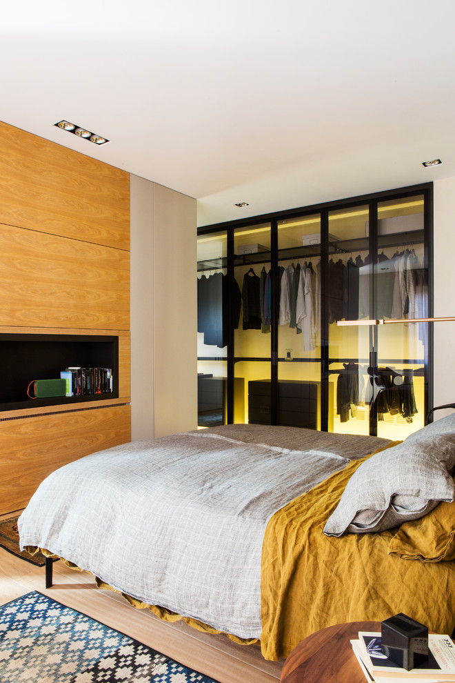 Пример оригинального дизайна: хозяйская спальня среднего размера в современном стиле с белыми стенами и коричневым полом без камина