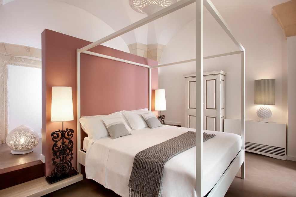 Foto de dormitorio principal mediterráneo con paredes rosas y suelo beige