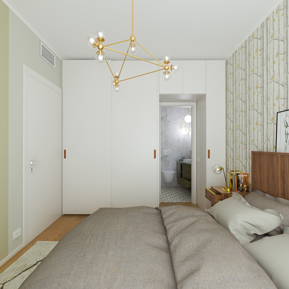 Esempio di una piccola camera matrimoniale bohémian con pareti beige e parquet chiaro