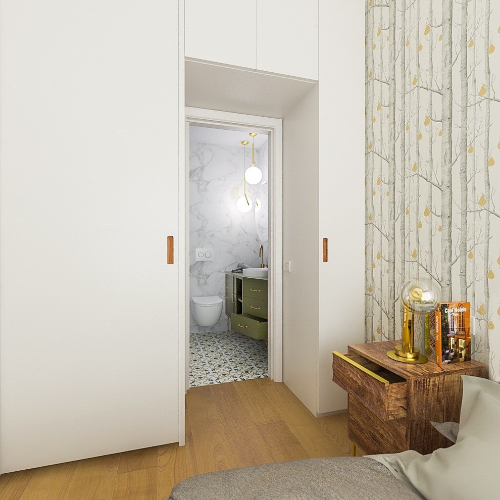 Foto de dormitorio principal ecléctico pequeño con paredes beige y suelo de madera clara