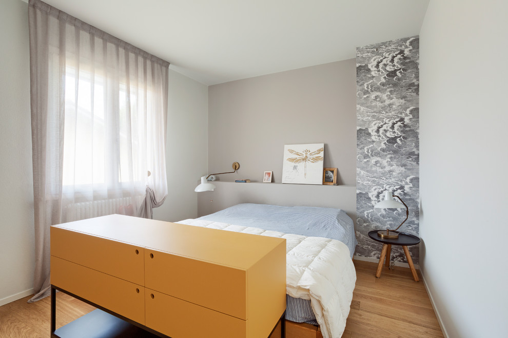 Eklektisches Hauptschlafzimmer mit grauer Wandfarbe, braunem Holzboden und beigem Boden in Sonstige