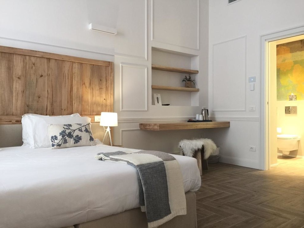 Foto di una camera da letto nordica di medie dimensioni con pareti bianche, parquet chiaro, nessun camino e pavimento marrone