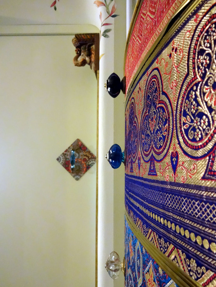 Immagine di una camera matrimoniale boho chic con pareti beige