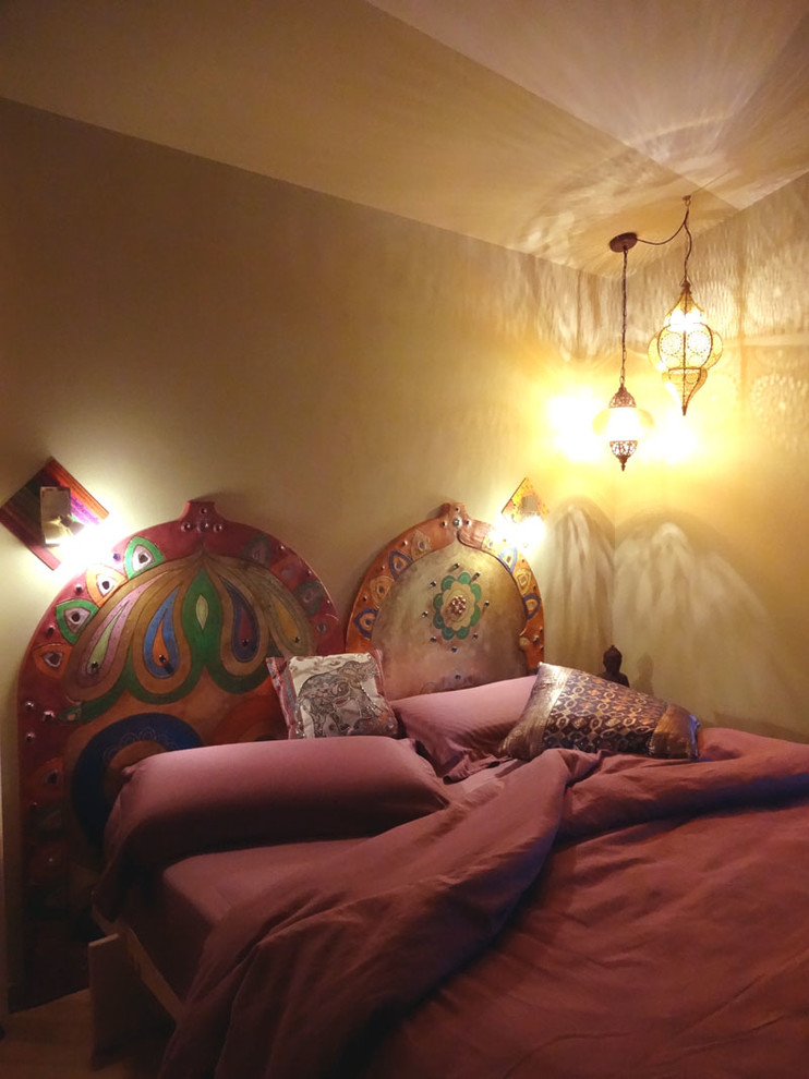 Foto di una camera matrimoniale etnica con pareti beige