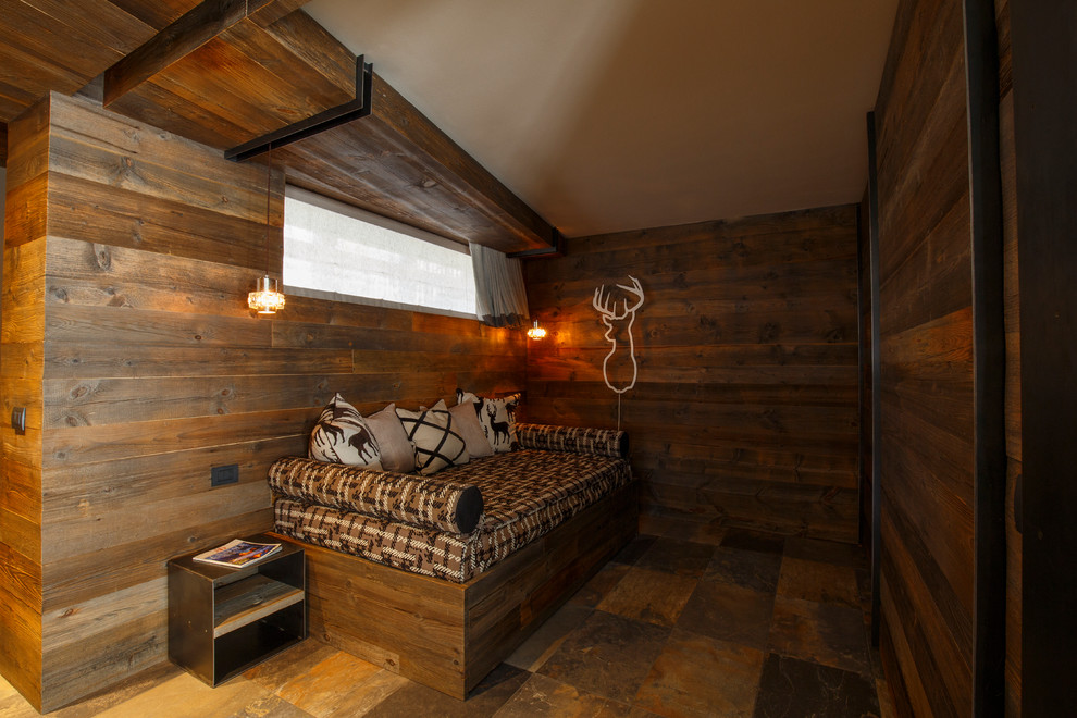 Imagen de habitación de invitados rústica pequeña con paredes marrones, suelo de baldosas de porcelana y suelo multicolor