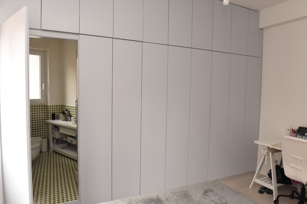 Inspiration för ett mellanstort funkis huvudsovrum, med vita väggar, klinkergolv i porslin och beiget golv