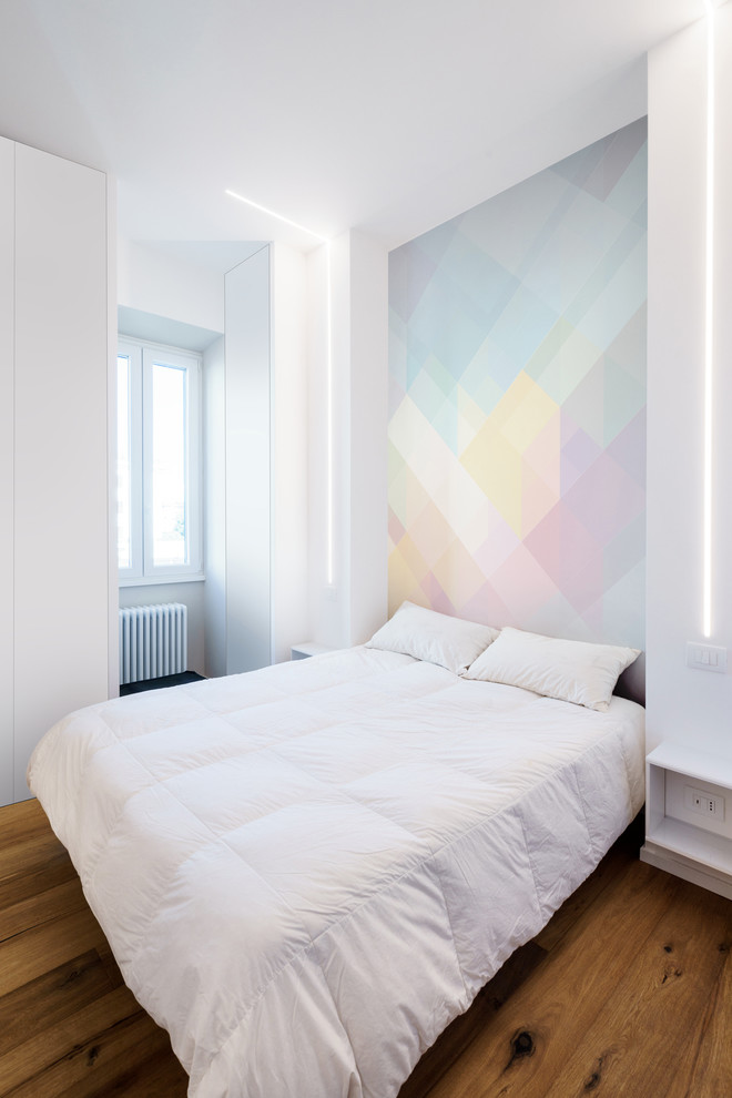 Foto di una camera matrimoniale design di medie dimensioni con pareti multicolore e pavimento in legno massello medio