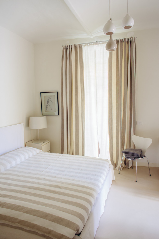 Landhausstil Hauptschlafzimmer mit weißer Wandfarbe und Porzellan-Bodenfliesen in Florenz