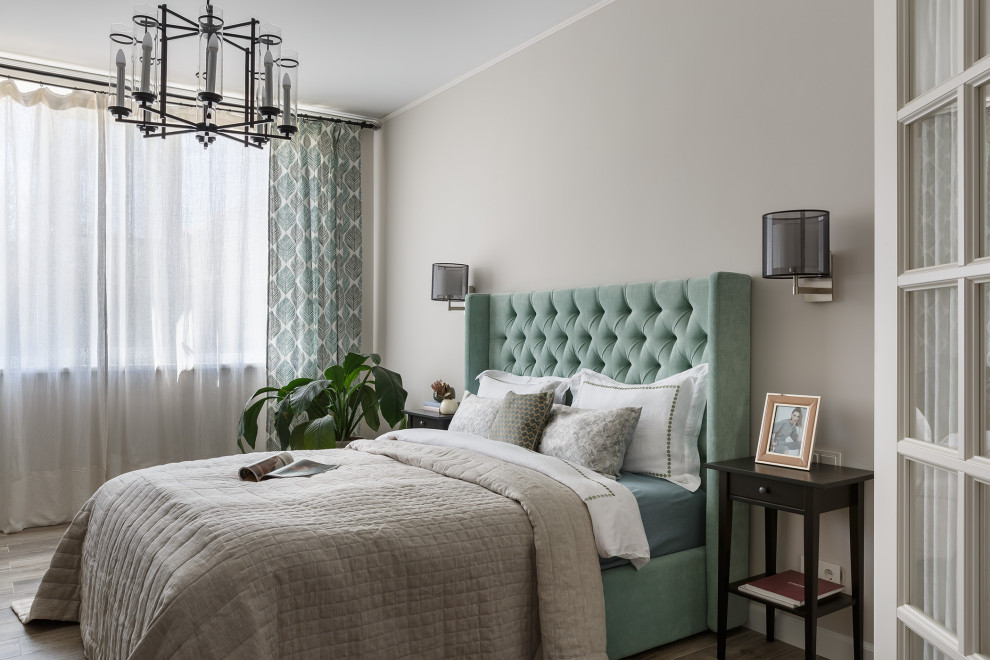 Идея дизайна: гостевая спальня среднего размера, (комната для гостей) в классическом стиле с серыми стенами, полом из керамогранита и серым полом