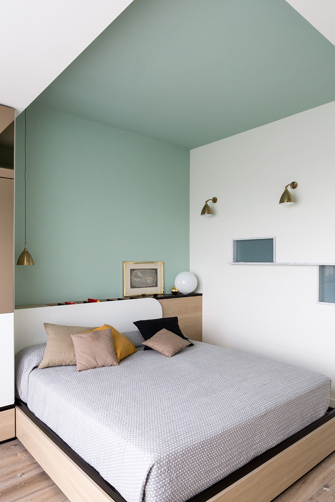 トゥーリンにあるコンテンポラリースタイルのおしゃれな主寝室 (緑の壁、淡色無垢フローリング、茶色い床) のインテリア