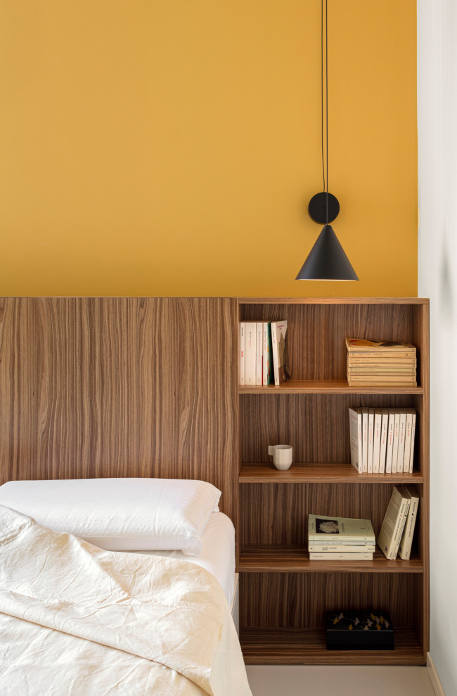 Idéer för små funkis huvudsovrum, med gula väggar och mellanmörkt trägolv