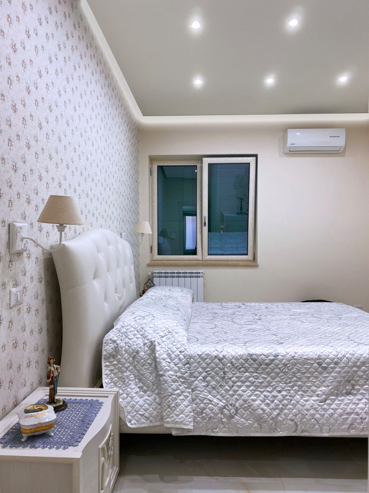Свежая идея для дизайна: маленькая хозяйская спальня в стиле шебби-шик с белыми стенами, полом из керамогранита, бежевым полом, многоуровневым потолком и обоями на стенах без камина для на участке и в саду - отличное фото интерьера