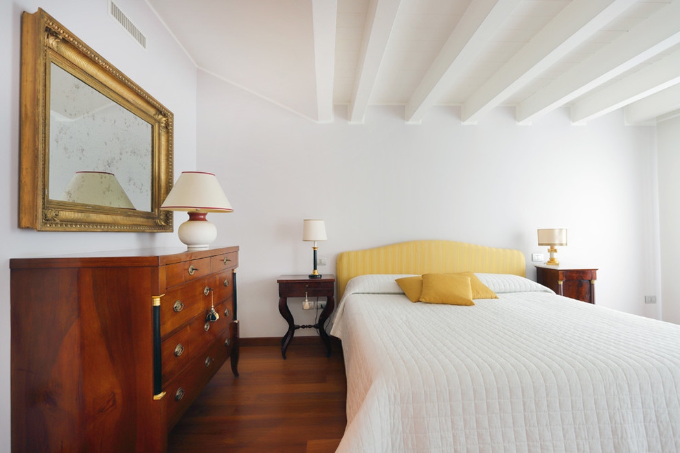 Esempio di una camera matrimoniale design con pareti bianche e pavimento in legno massello medio