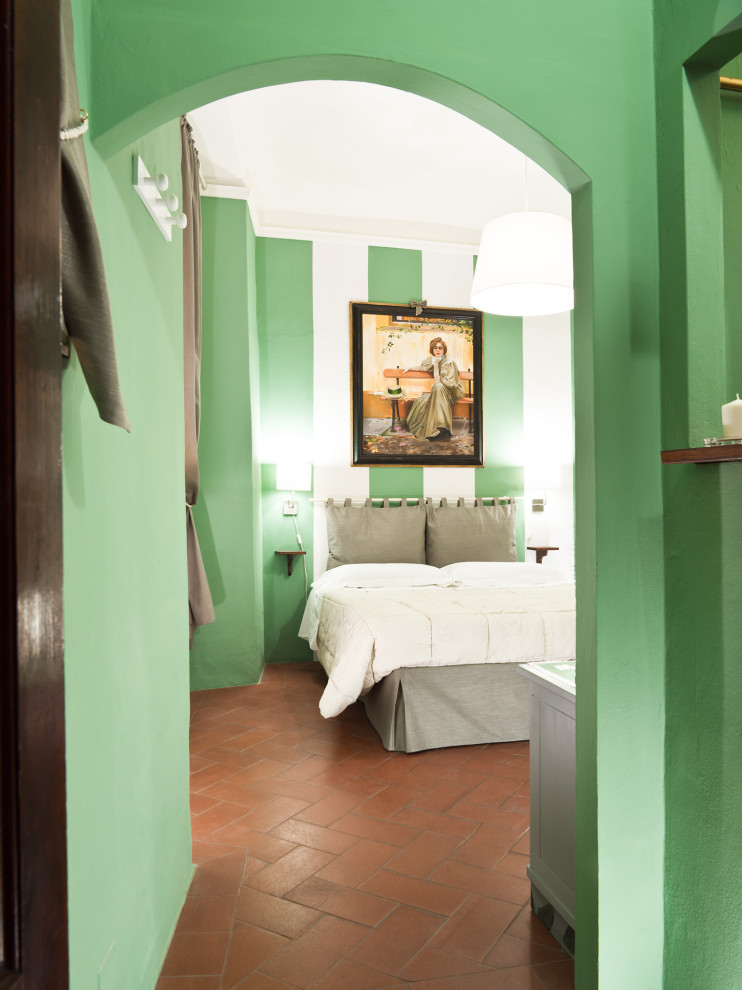 Diseño de dormitorio principal actual pequeño con paredes verdes, suelo de baldosas de terracota y suelo naranja