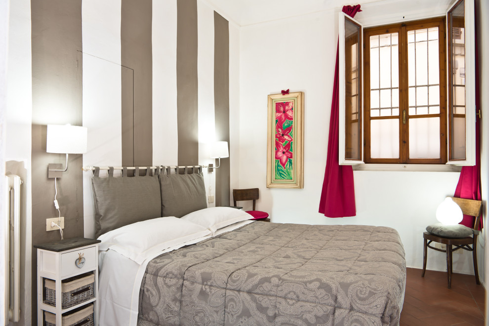 Modelo de dormitorio principal moderno pequeño con paredes blancas, suelo de baldosas de terracota y suelo naranja